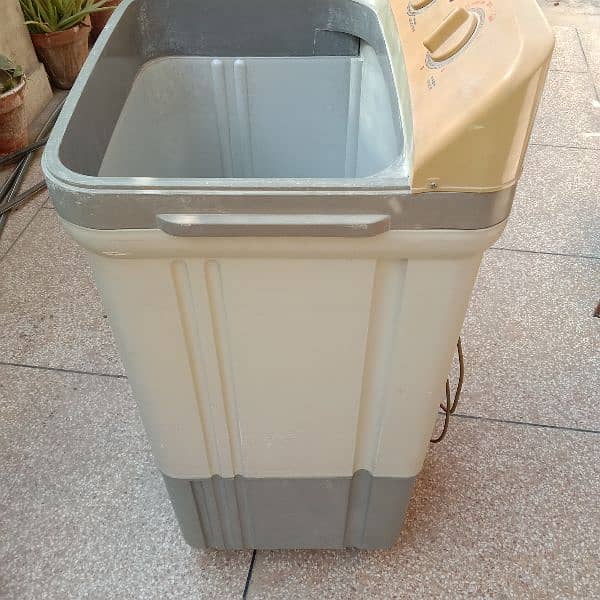 Super Asia washing machine in good condition. 4