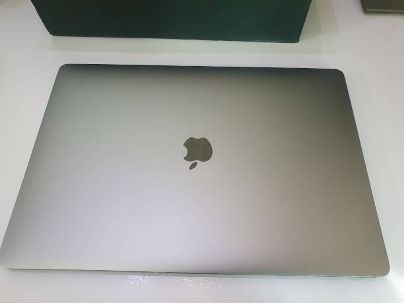 MacBook pro 2017 15 inch 16gb ram i7 with Radeon Graphics 2