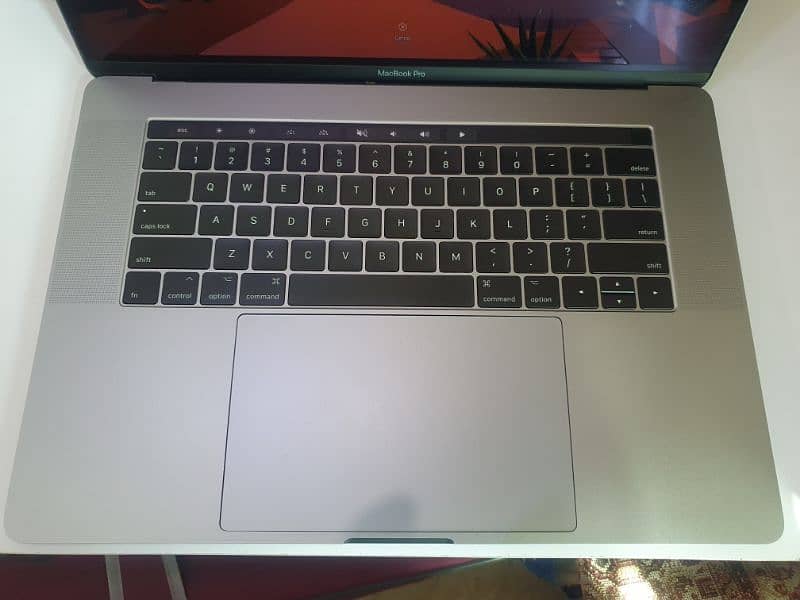 MacBook pro 2017 15 inch 16gb ram i7 with Radeon Graphics 1