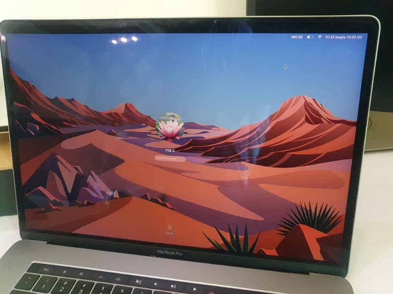 MacBook pro 2017 15 inch 16gb ram i7 with Radeon Graphics 5