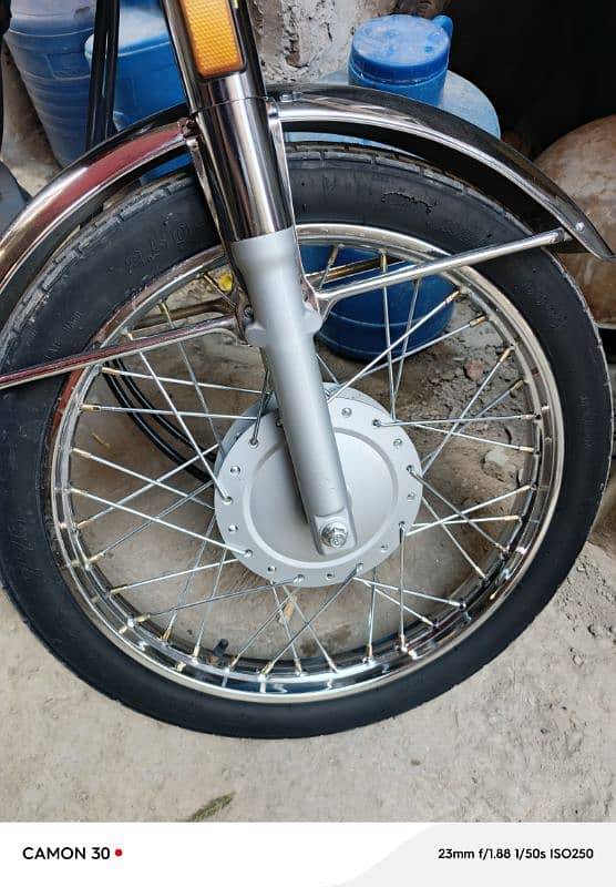 fully showroom condition bike nut to nut jenuen hogi. 03028841920 8