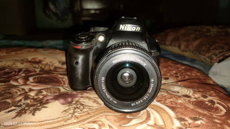 NIKON D5200 DSLR 0