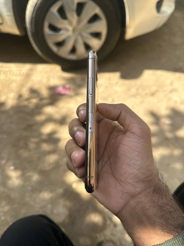 iphone 11 pro 256gb golden color. 1