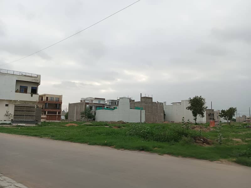 Residential Plot In Saadi Garden Block 4 For Sale 9