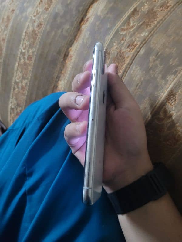 iphone xs white colour 2