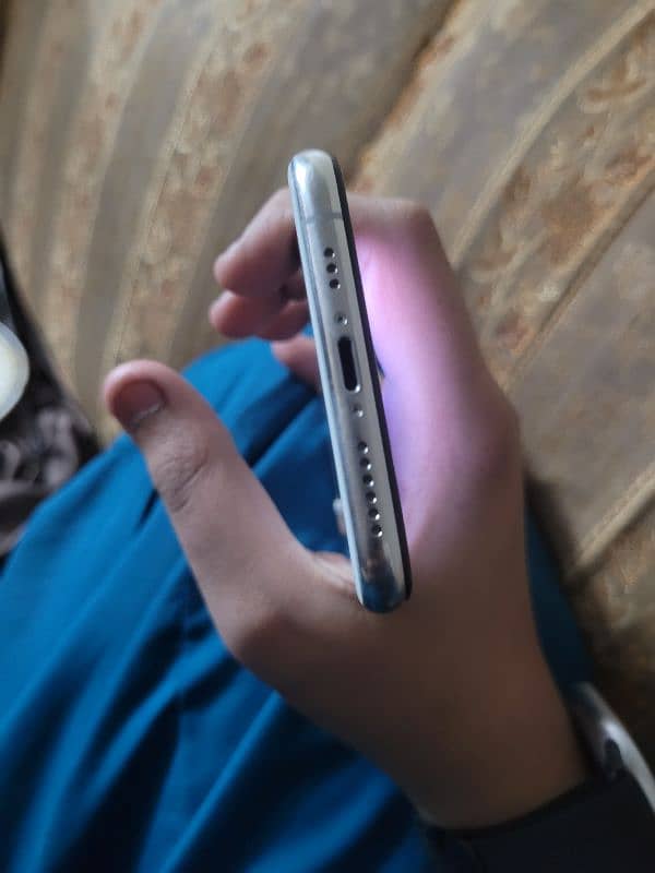 iphone xs white colour 3