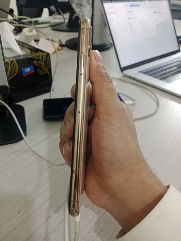 iphone XS Max Golden 1