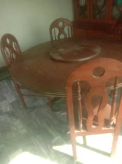 Round dining table with 6 chaire