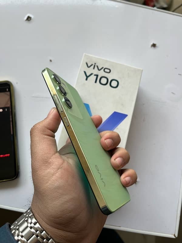 y100 8 256 Gb gold Color 10 by 9 condition 0