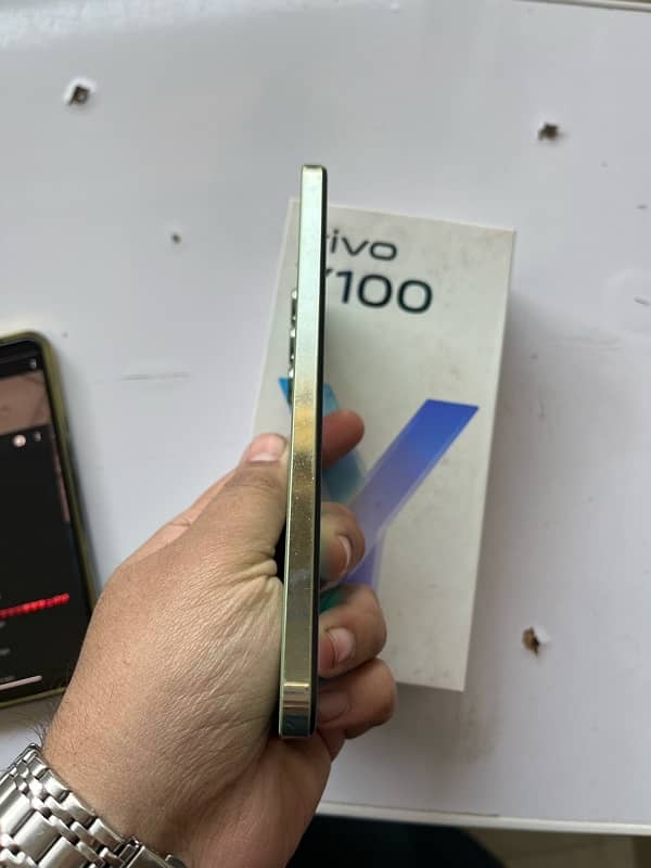 y100 8 256 Gb gold Color 10 by 9 condition 1