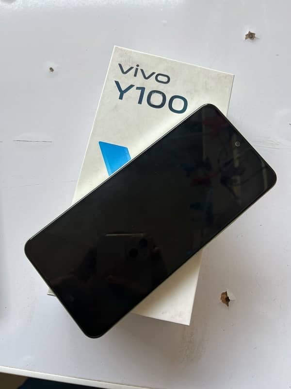 y100 8 256 Gb gold Color 10 by 9 condition 4