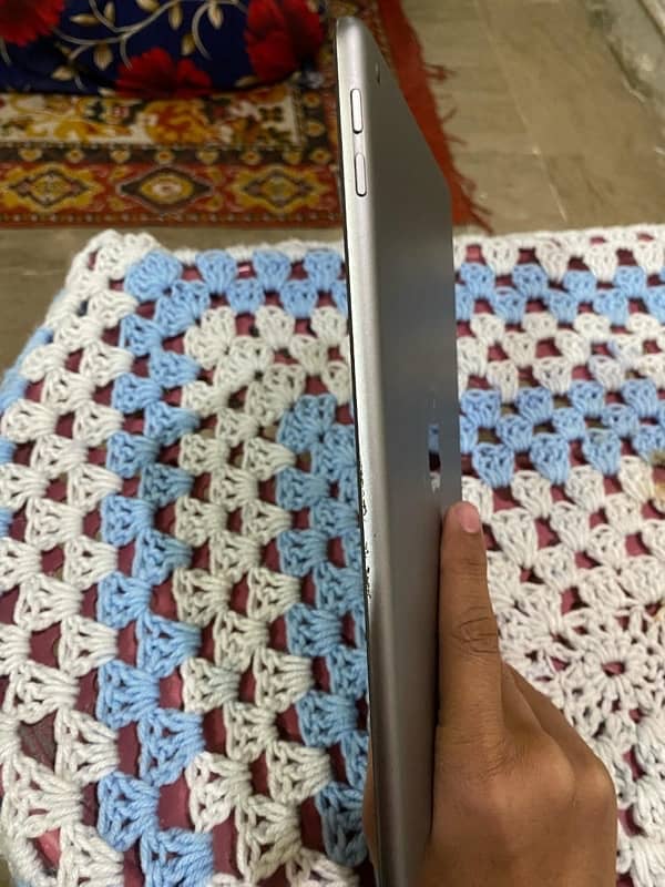 Apple Ipad 5th Generation Good Condition 1