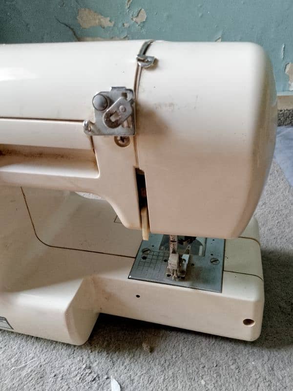 Libero KN-300DX compact sewing machine 2