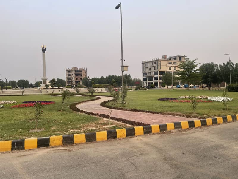 2 Kanal Plot On Main Boulevard Facing Park 0