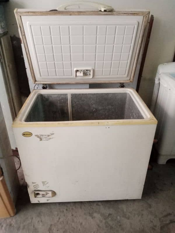 medium size deep freezer working condition 4r sale 03014309485 1