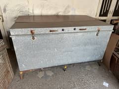 2x big Paiti for Sale Behtreen Condition with Iron Stand