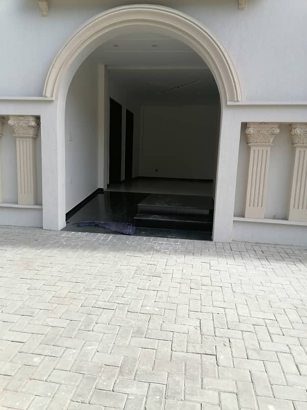 Dha 3 kanal 45000 sqft independent building is available on rent. 0