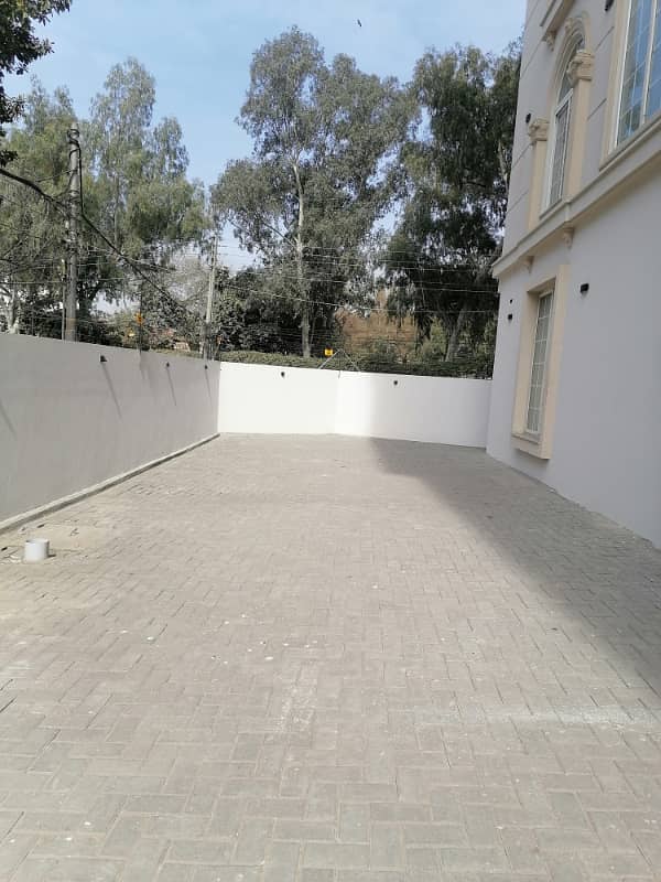 Dha 3 kanal 45000 sqft independent building is available on rent. 9