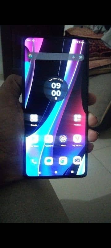 Motorola edge 30 pro  please call me on WhatsApp and message also 1