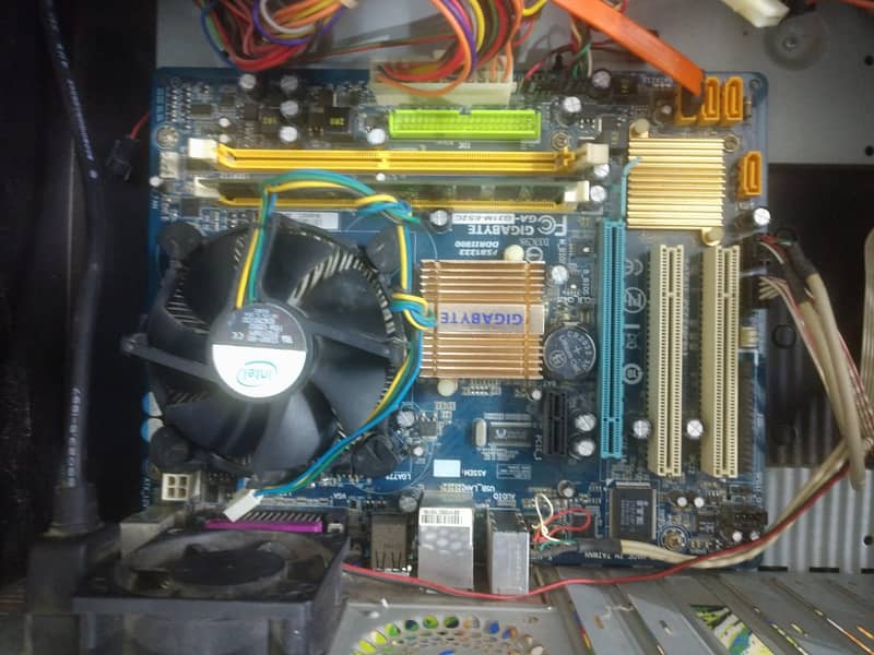 GIGABYTE GA-G31M-ES2C Desktop Motherboard G31 with Core 2 duo and 2 GB 1