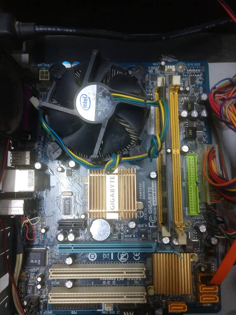 GIGABYTE GA-G31M-ES2C Desktop Motherboard G31 with Core 2 duo and 2 GB 3