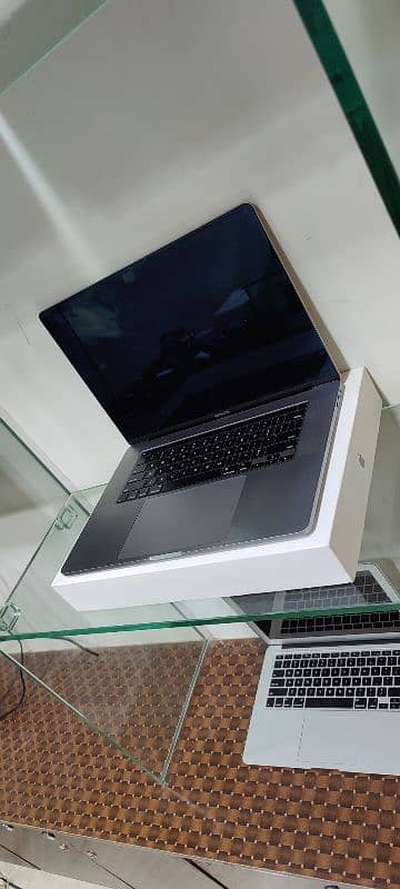 Apple MacBook Pro core i9 Friday offer 1