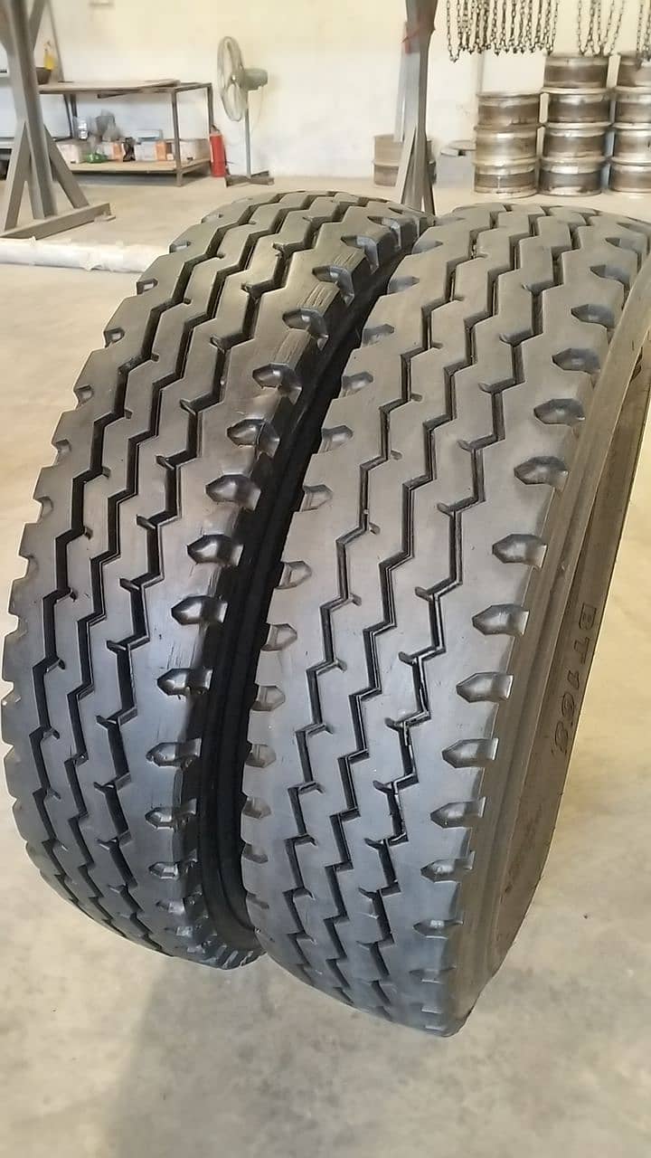 Premium Retread Truck Tyre 1100 R 20 with 3 Line Pattern and 18 PR Th 0