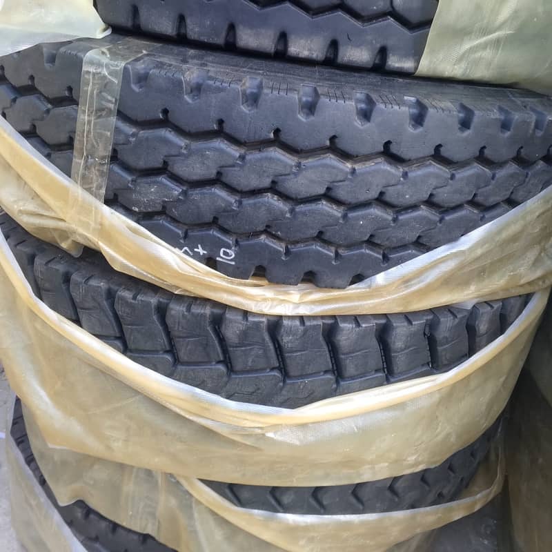 Premium Retread Truck Tyre 1100 R 20 with 3 Line Pattern and 18 PR Th 3