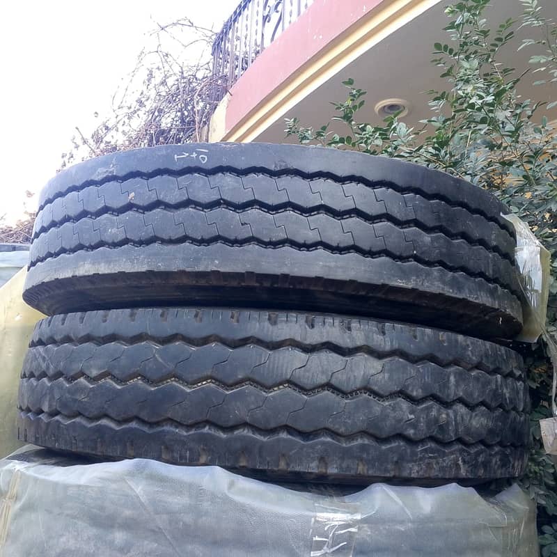 Premium Retread Truck Tyre 1100 R 20 with 3 Line Pattern and 18 PR Th 4