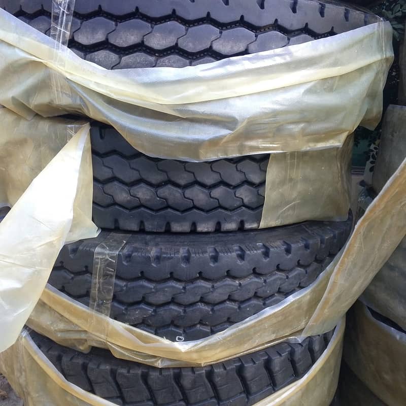 Premium Retread Truck Tyre 1100 R 20 with 3 Line Pattern and 18 PR Th 5