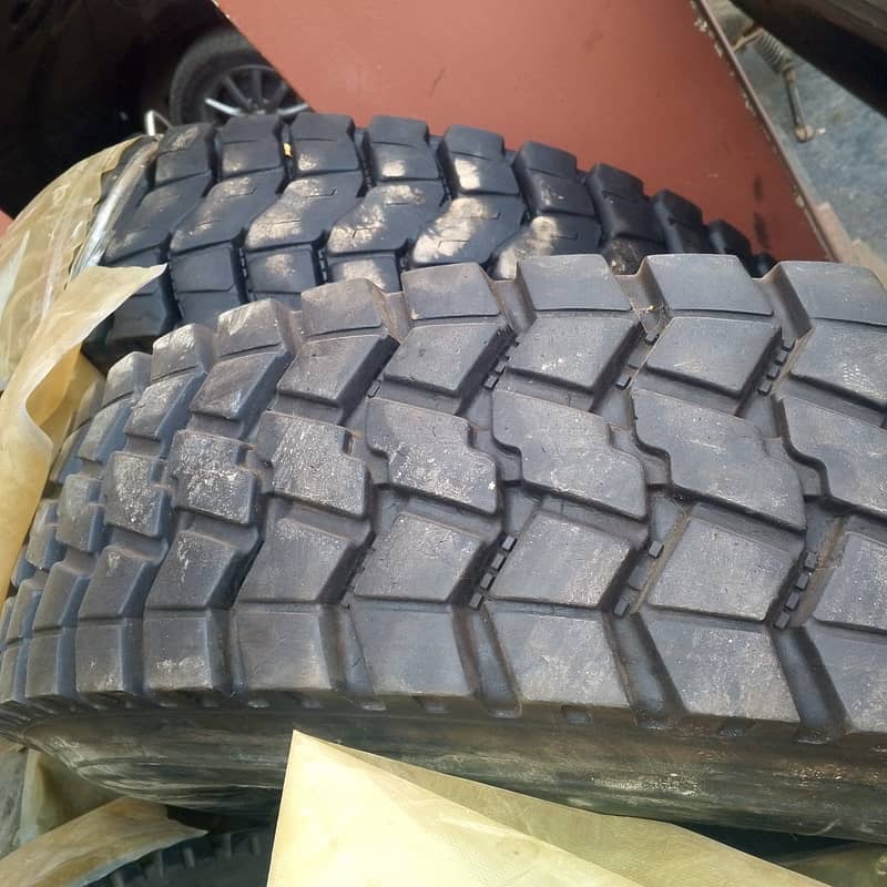 Premium Retread Truck Tyre 1100 R 20 with 3 Line Pattern and 18 PR Th 6