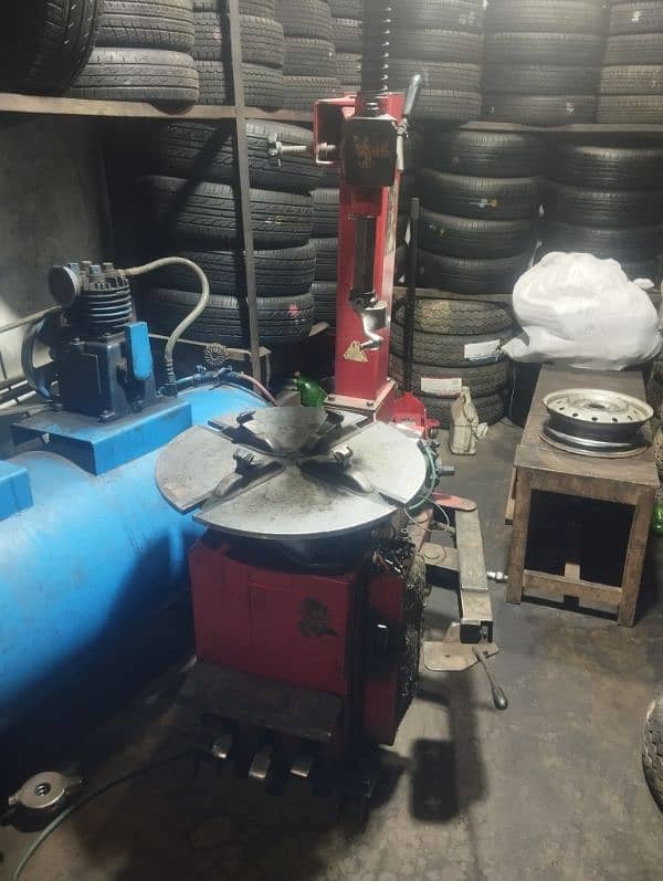 Tyre changer machine/Air compressor 1