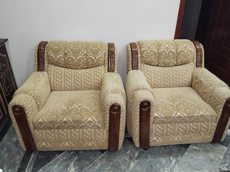 Slightly used 5 seater Sofa set 9