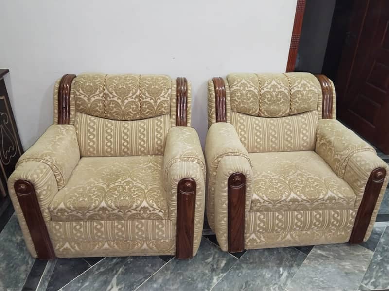 Slightly used 5 seater Sofa set 13