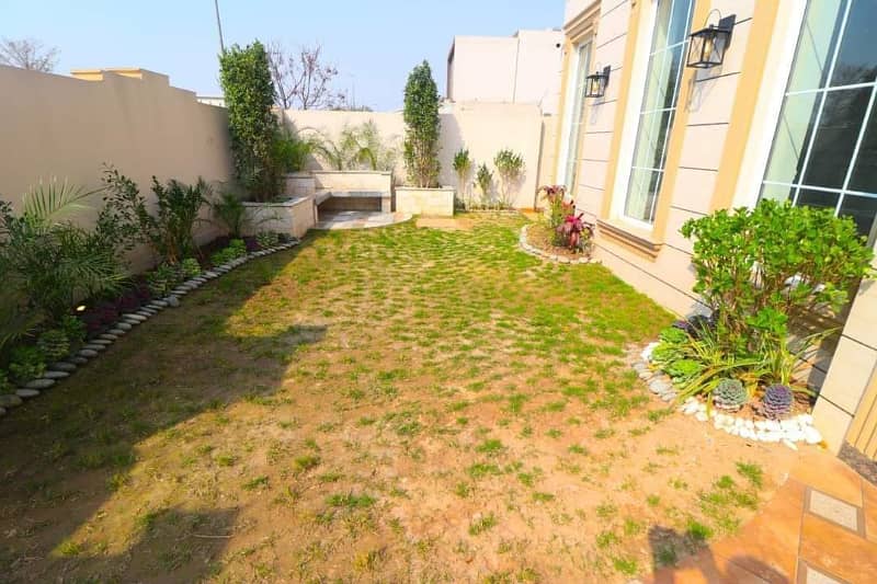 01 Kanal Slightly Used Well Maintained Like Brand New Most Elegant Bungalow For Sale In DHA Phase-5 Near To Park 1