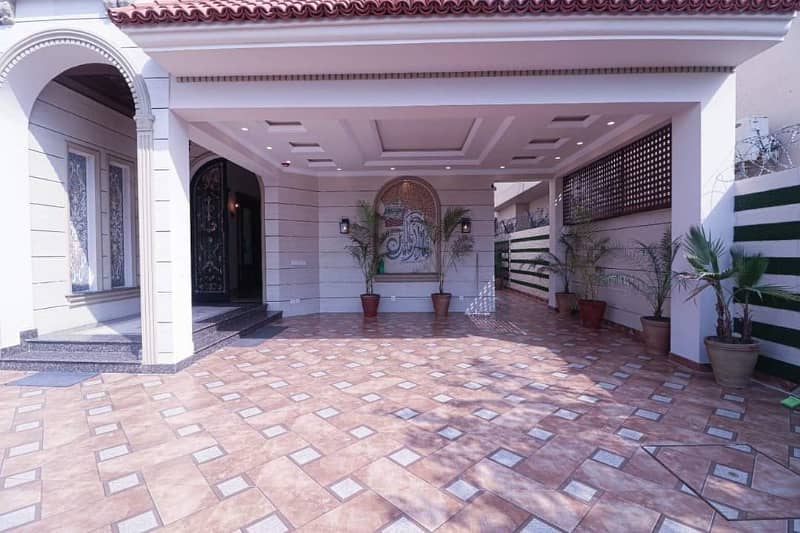 01 Kanal Slightly Used Well Maintained Like Brand New Most Elegant Bungalow For Sale In DHA Phase-5 Near To Park 2