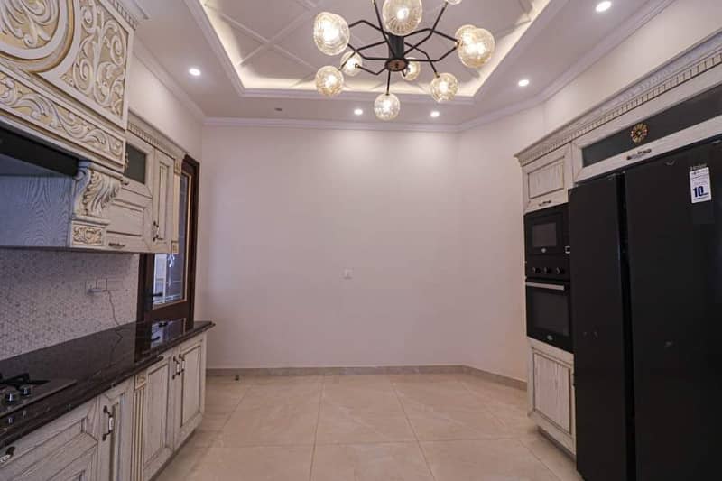 01 Kanal Slightly Used Well Maintained Like Brand New Most Elegant Bungalow For Sale In DHA Phase-5 Near To Park 9