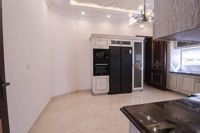 01 Kanal Slightly Used Well Maintained Like Brand New Most Elegant Bungalow For Sale In DHA Phase-5 Near To Park 15