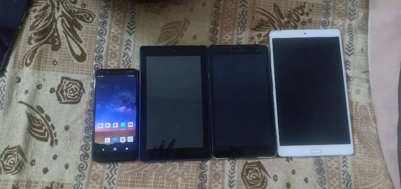 3 Tablet hain aur Kuch mobile hain. sab jaiz Keemat me de Raha hun 4