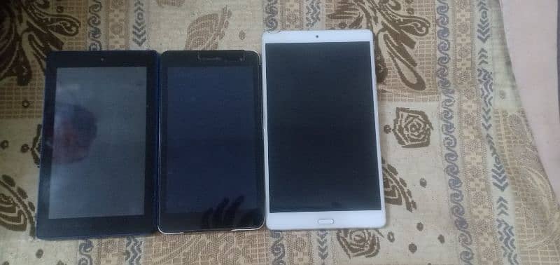 3 Tablet hain aur Kuch mobile hain. sab jaiz Keemat me de Raha hun 5