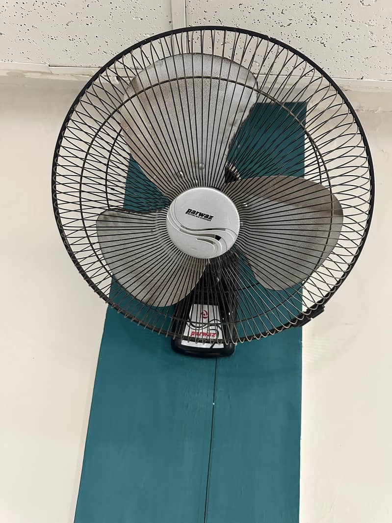 4 Bracket Fan for sale - Like New 5