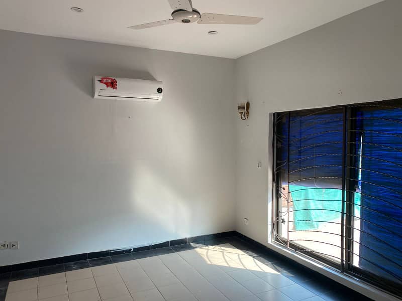 Very Well Maintained 1 Kanal upper portion. 11