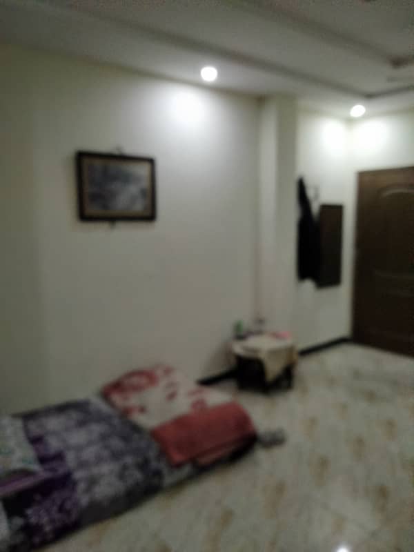 MIAN ESTATE OFFERS 1 MASTER BED FLAT FOR RENT FOR male/female jobian/students etc 1