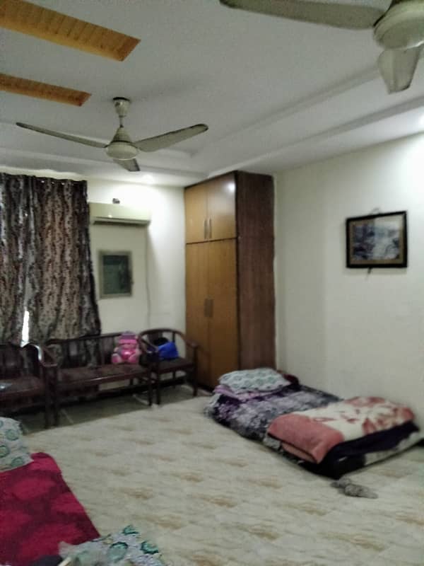 MIAN ESTATE OFFERS 1 MASTER BED FLAT FOR RENT FOR male/female jobian/students etc 2