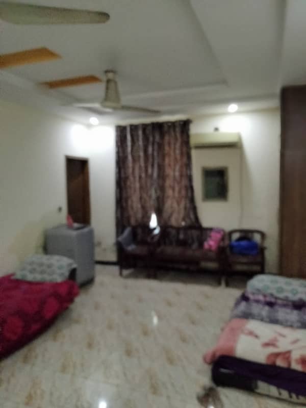 MIAN ESTATE OFFERS 1 MASTER BED FLAT FOR RENT FOR male/female jobian/students etc 4