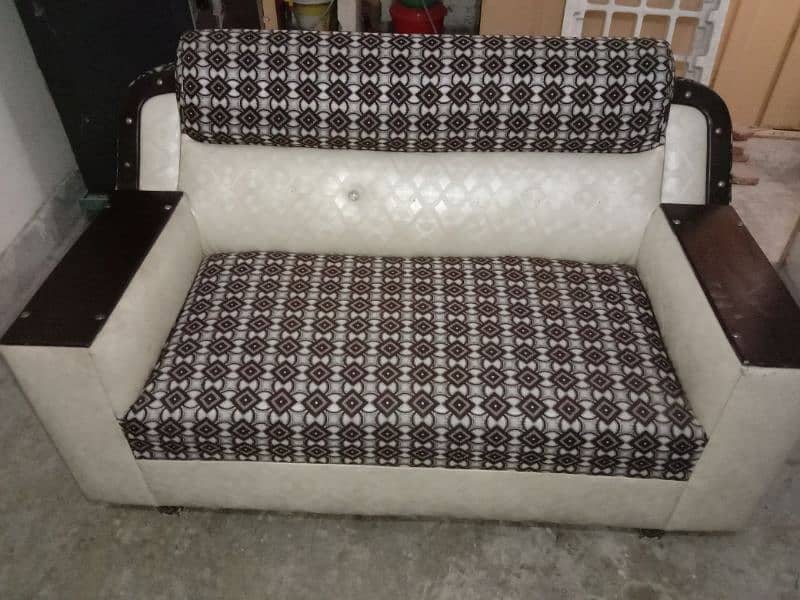 Three seater poshish sofa 0