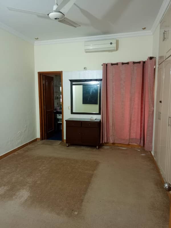 Very Well Maintained 1 Kanal full House. 35