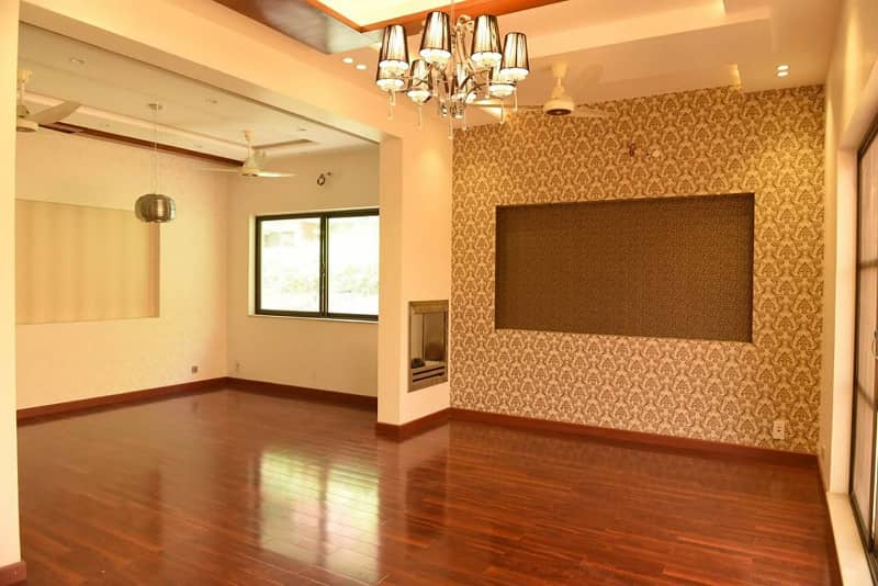 01 Kanal Slightly Used Well Maintained Like Brand New Most Elegant Bungalow For Sale In DHA Phase-3 Near To Park 3