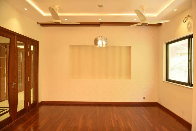 01 Kanal Slightly Used Well Maintained Like Brand New Most Elegant Bungalow For Sale In DHA Phase-3 Near To Park 4