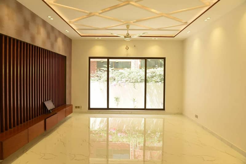 01 Kanal Slightly Used Well Maintained Like Brand New Most Elegant Bungalow For Sale In DHA Phase-3 Near To Park 5